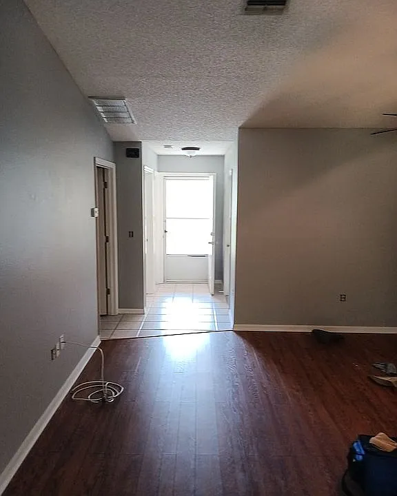 Entrance & Livingroom