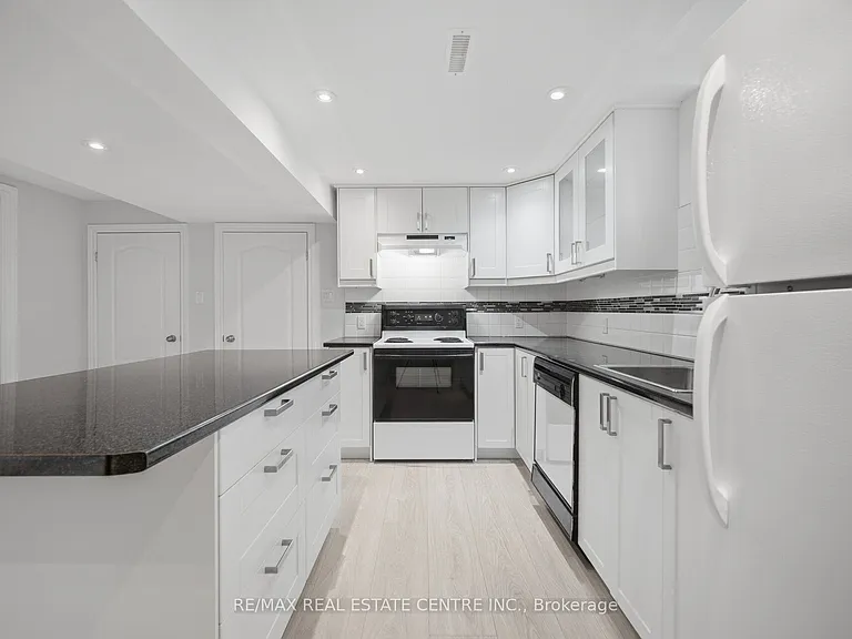 3725 Althorpe Cir N — Photo 35