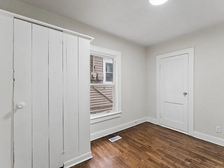 1049 Calvin St — Photo 18
