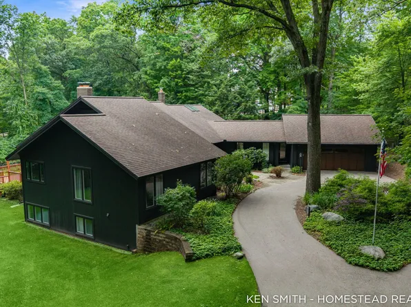 1660 Mont Rue Dr SE, Grand Rapids, MI 49546