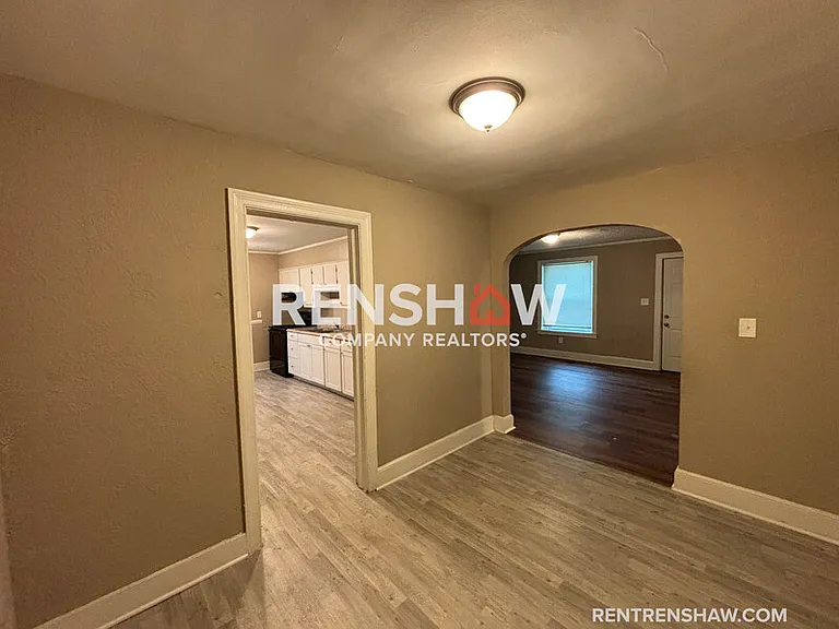 2458 Whitney Ave — Photo 13