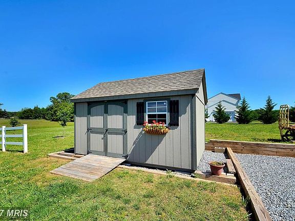 Shed w/extra parking on the side