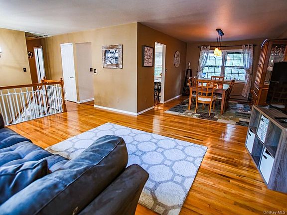 3rd image of 5 Dussenbury Dr
