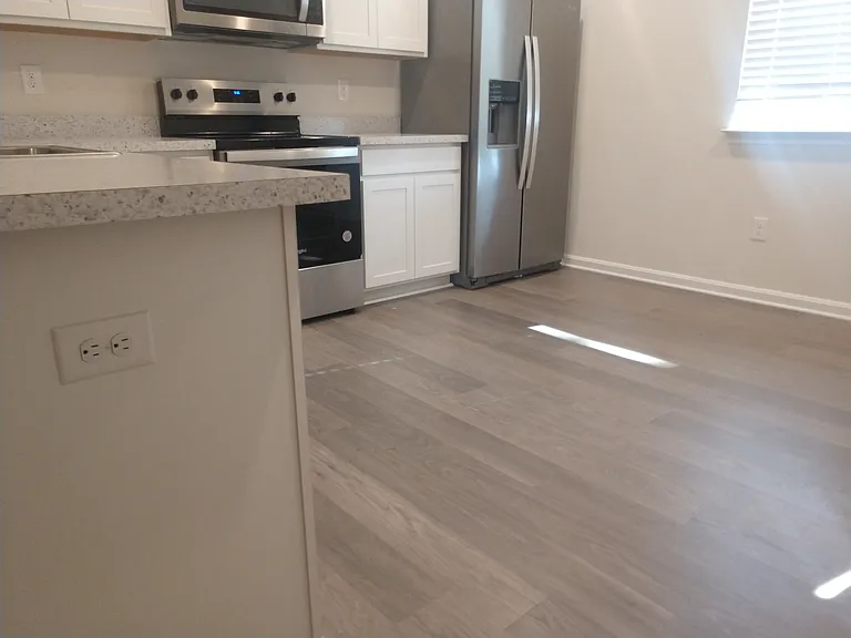 1519 Avon Way — Photo 3