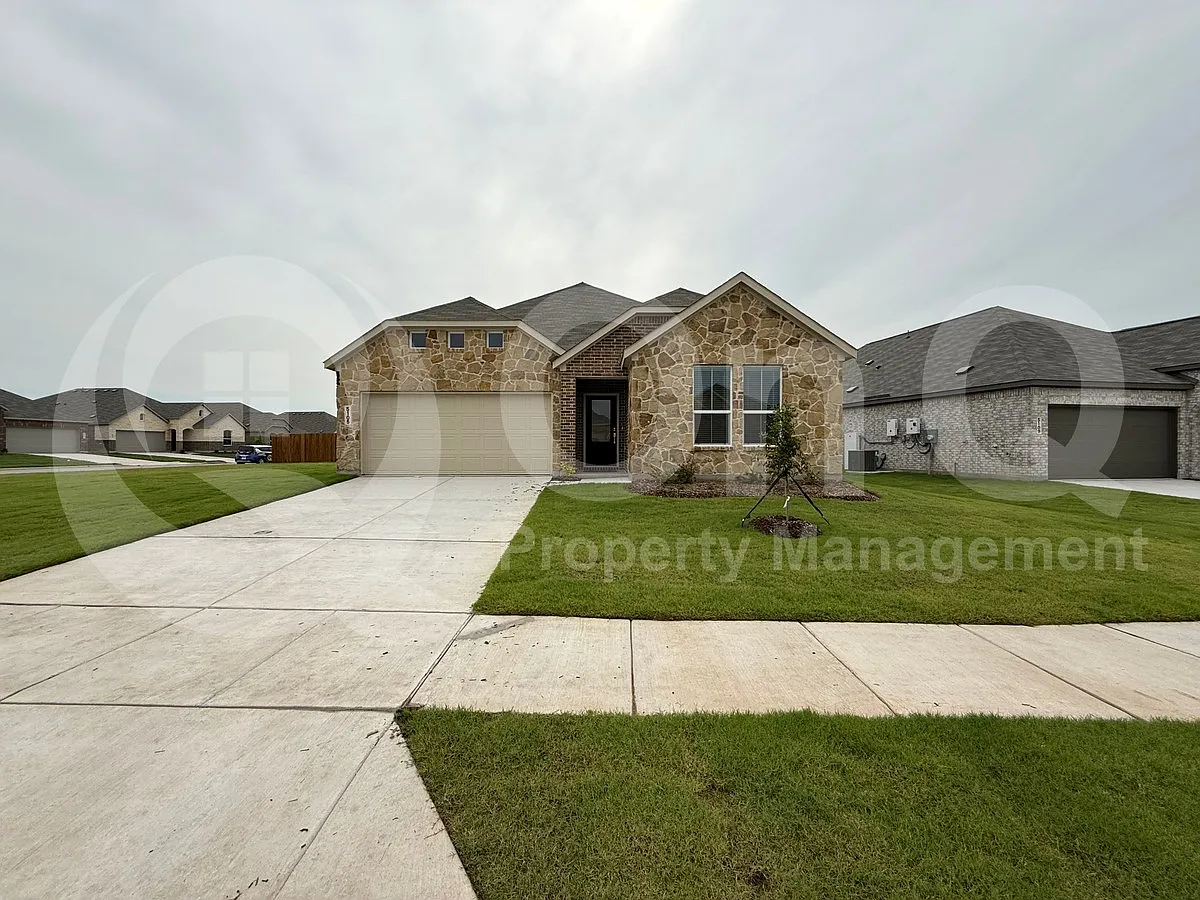 4 bed, 2.0 bath, 2062 sqft, $2,249 — Photo 2
