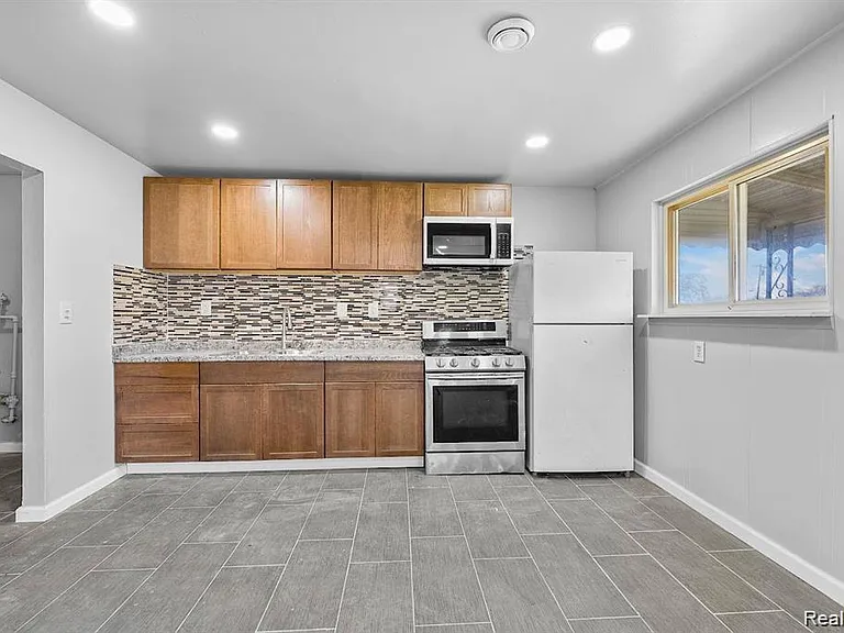 2552 Emogene St — Photo 17