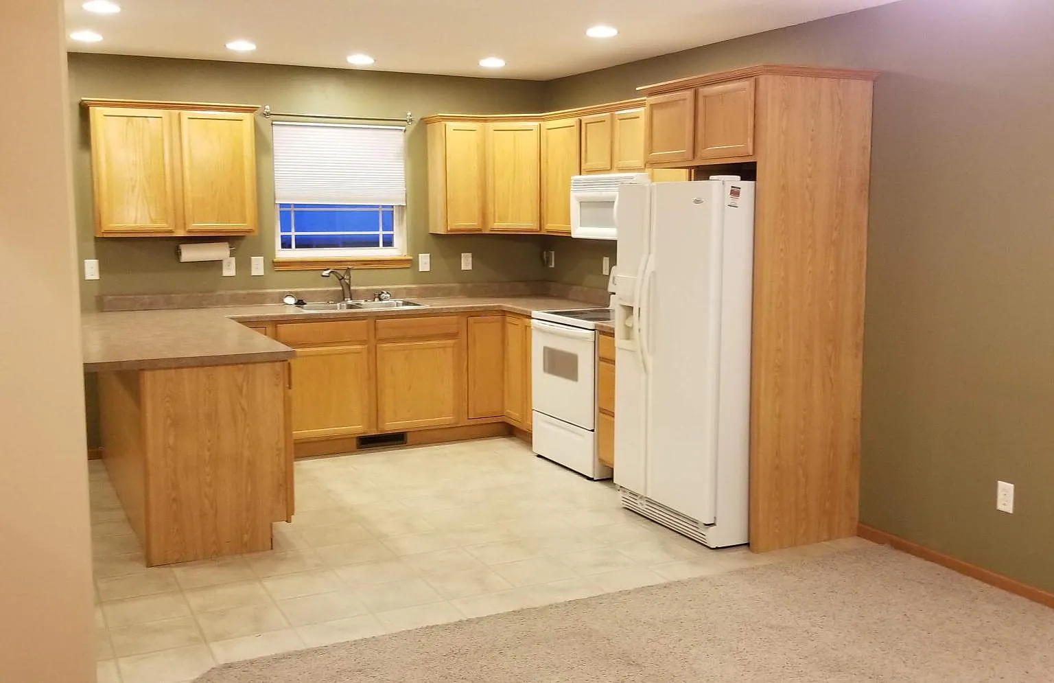 3 bed, 2.5 bath, 1388 sqft, $1,800 — Photo 1