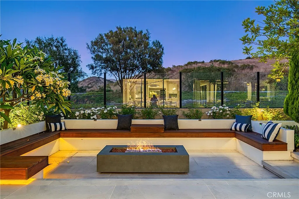 5 bed, 5.5 bath, 5000 sqft, $14,000 — Photo 2