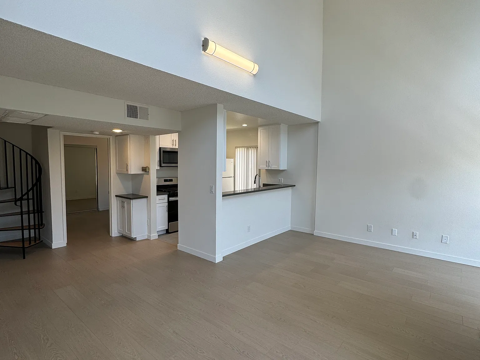 2 bed, 1050 sqft, $3,295 — Photo 1