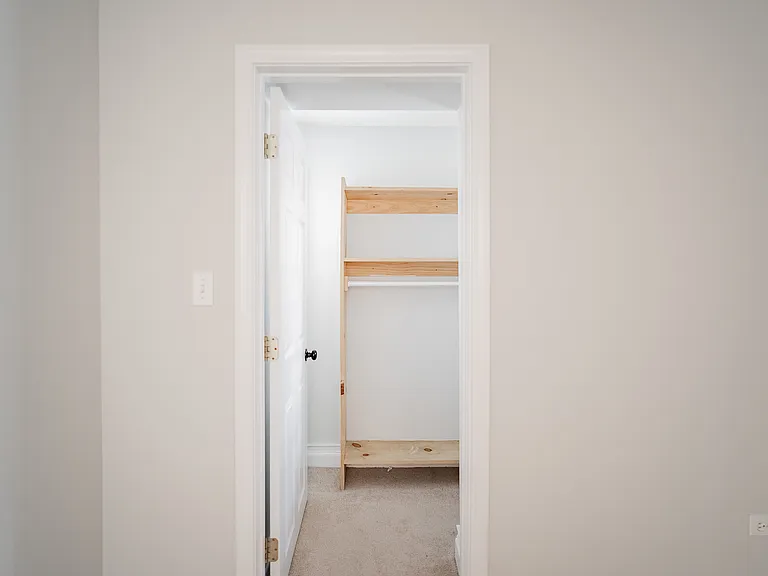 933 W Newport — Photo 7