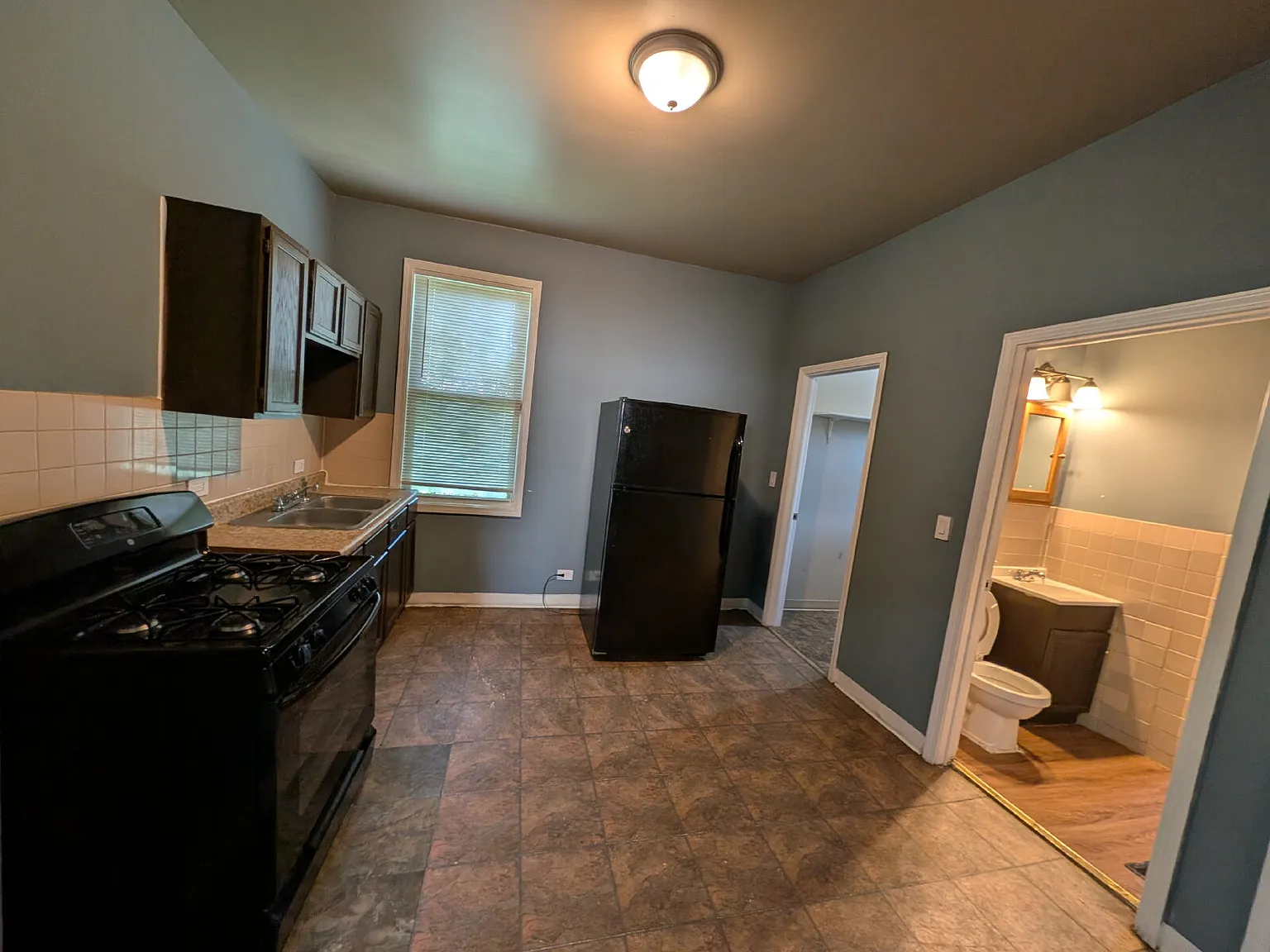 Spacious 1BR/1BA with Off-Street Parking $1,000/Month — Photo 4