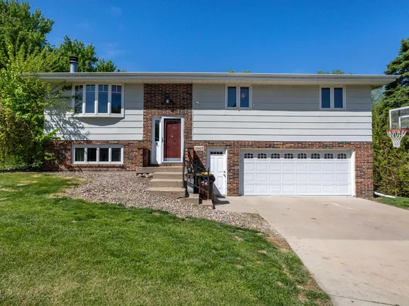 2665 Sun Ridge Ct, Asbury, IA 52002