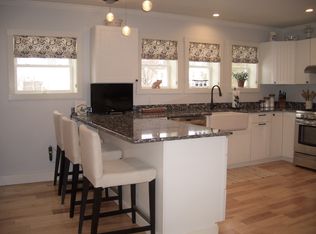 25 Grove St, Proctor, VT 05765