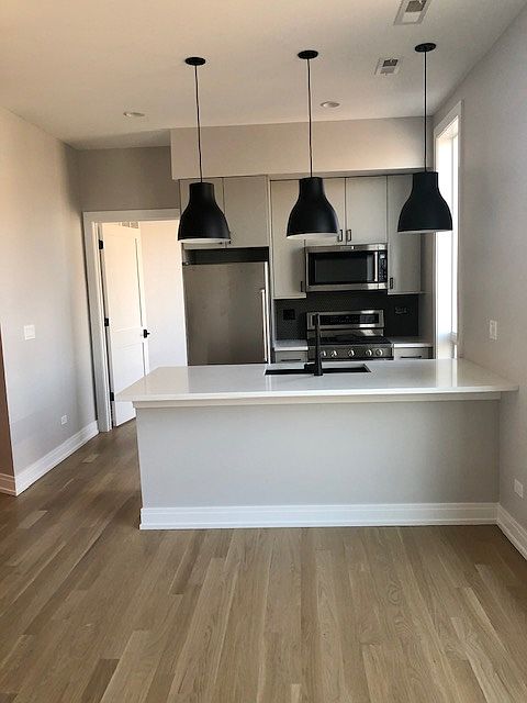 1st image of 1046 W Cornelia Ave