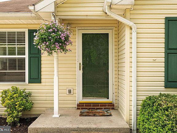 3rd image of 215 Ramblin Rose Ln