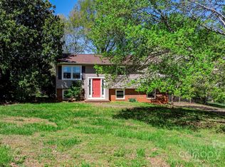 1319 Fieldcrest Dr, Hickory, NC 28602