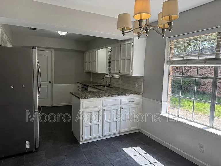 1833 Skyline Dr — Photo 8
