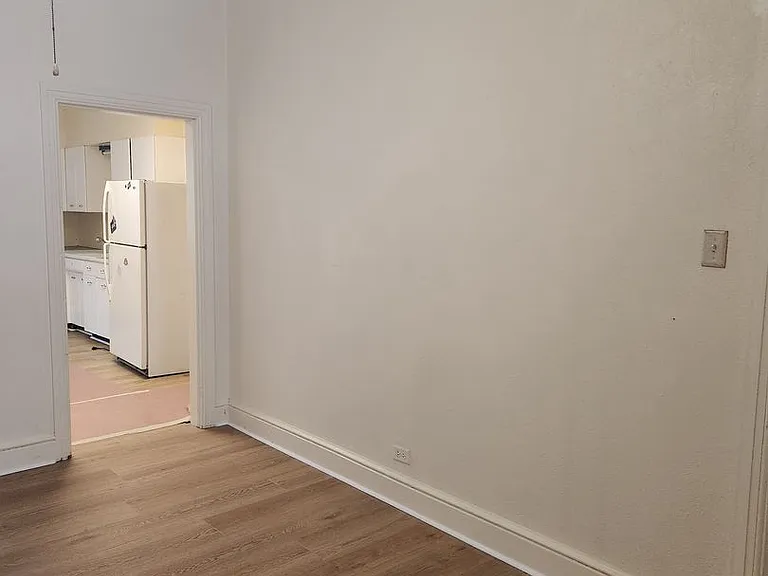 582 W King St — Photo 4