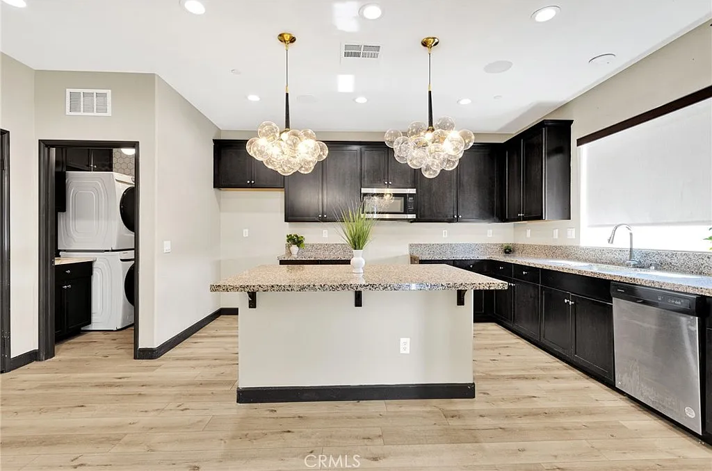 3 bed, 2.5 bath, 1841 sqft, $2,500 — Photo 4