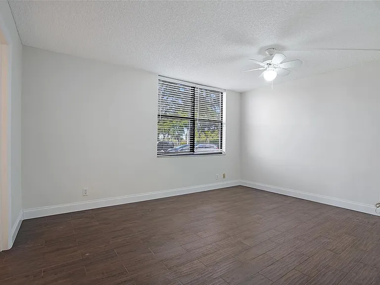 109 Lake Emerald Dr #110 — Photo 15