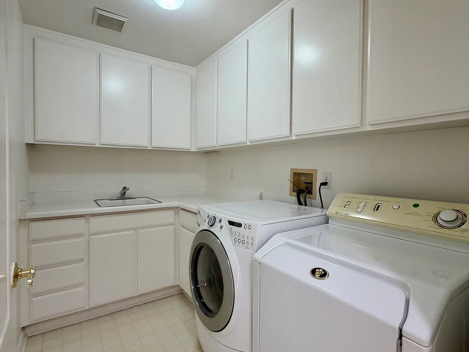 4 bed, 2705 sqft, $5,300 — Photo 3