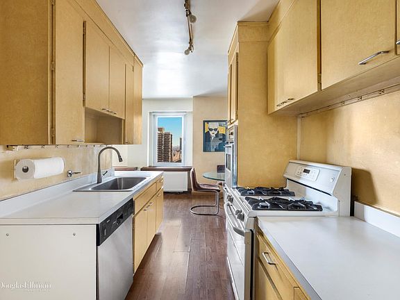 3rd image of 1084 2nd Ave #41F