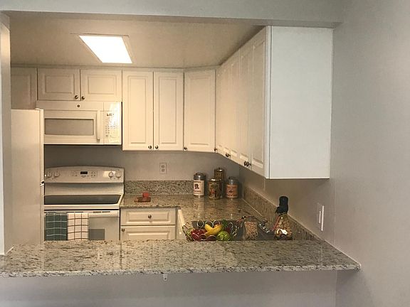 4th image of 10 East Dr