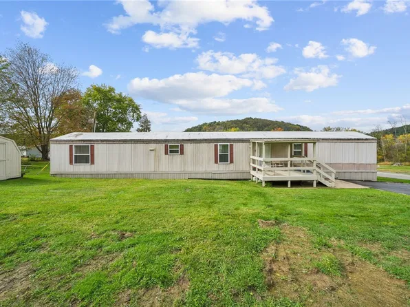 111 Yellow Pine Ln, New Stanton, PA 15672