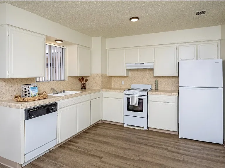 Sunset Gardens Townhomes — Photo 8