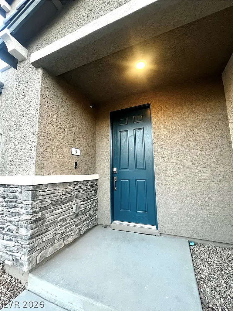 3 bed, 3.0 bath, 1768 sqft, $2,300 — Photo 2