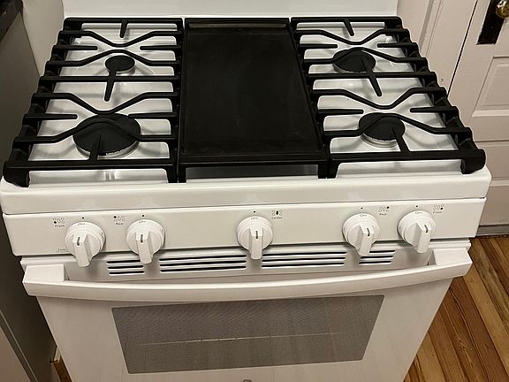 New gas stove with broiler