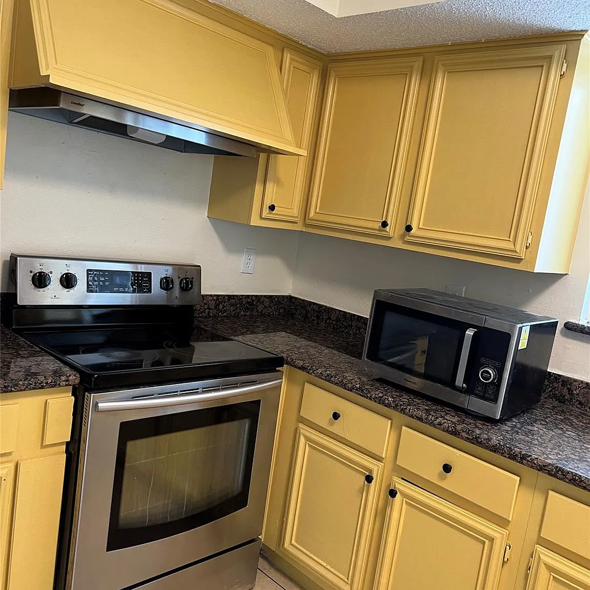 3 bed, 2.5 bath, 2241 sqft, $2,095 — Photo 4