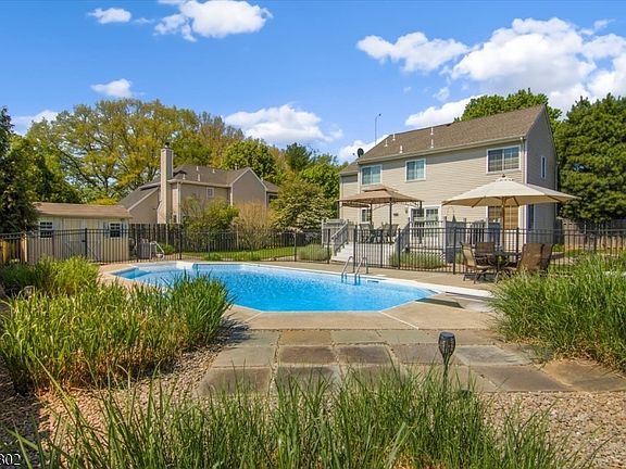 4th image of 27 Country Lake Dr