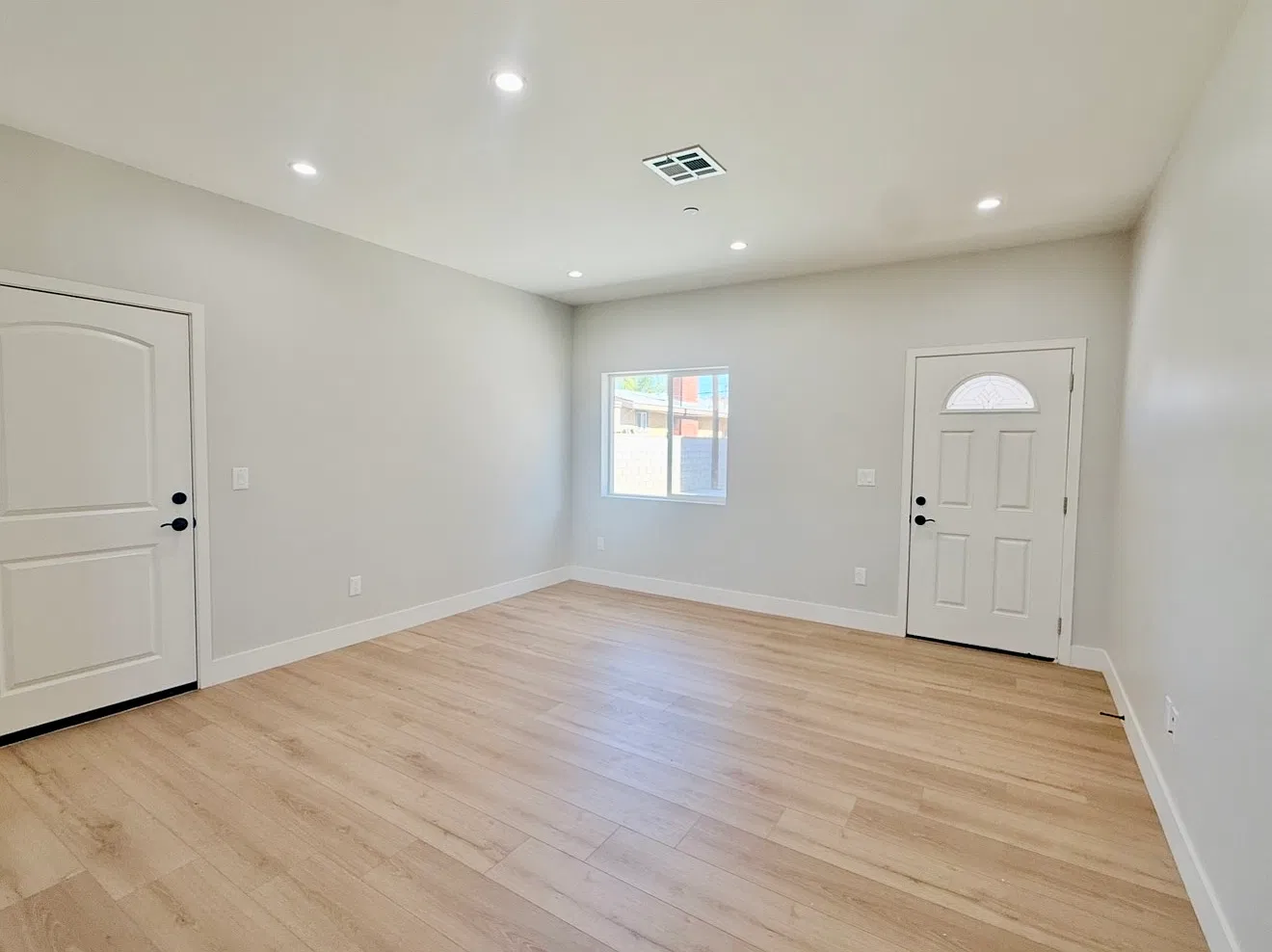 4 bed, 1200 sqft, $3,500 — Photo 2