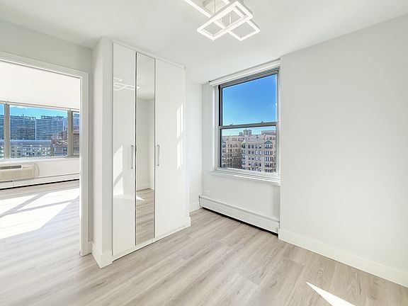 4th image of 336 W Wellington Ave APT 1701
