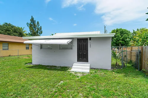 137 SW 9th Ave Photo 1