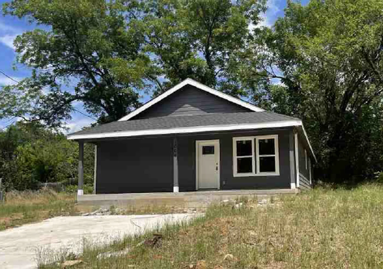 1004 NE 7th (4 Bed) — Photo 1