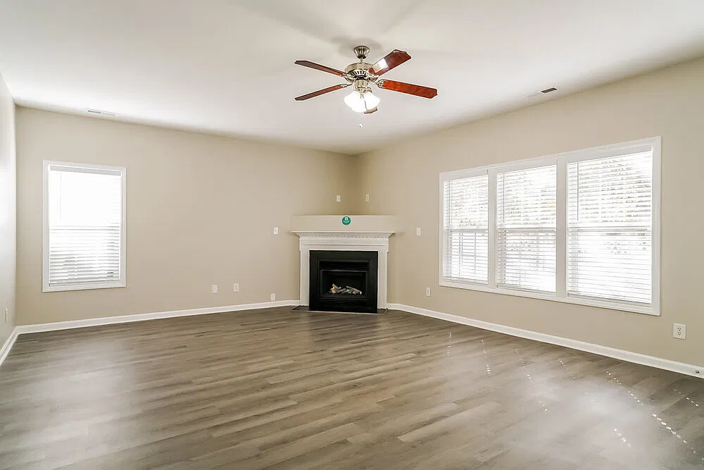 4 bed, 2.5 bath, 2374 sqft, $2,270 — Photo 4