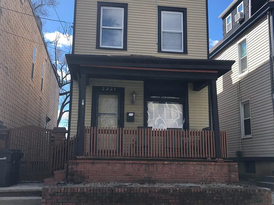 2221 Stratford Ave