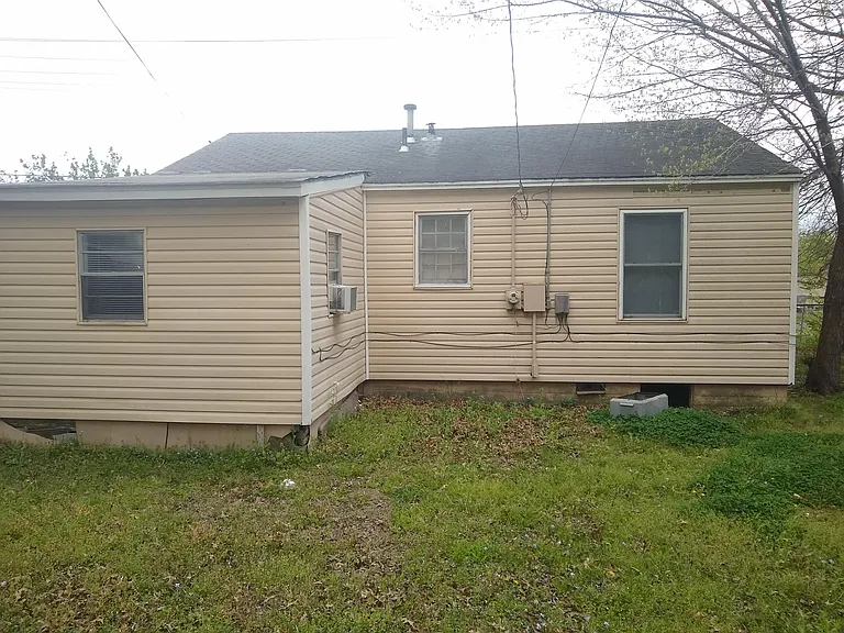 1009 Illinois St — Photo 3