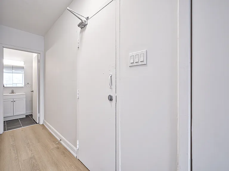 1046 Bathurst St — Photo 30