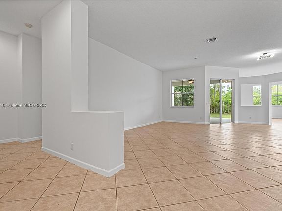 4th image of 1332 Chenille Cir