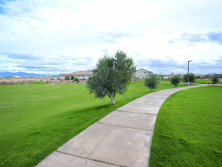 745 W Sparrow Dr — Photo 43