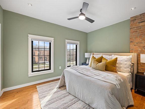 3rd image of 817 Monmouth Rd