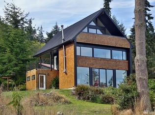 960 Vashon Dr, Greenbank, WA 98253