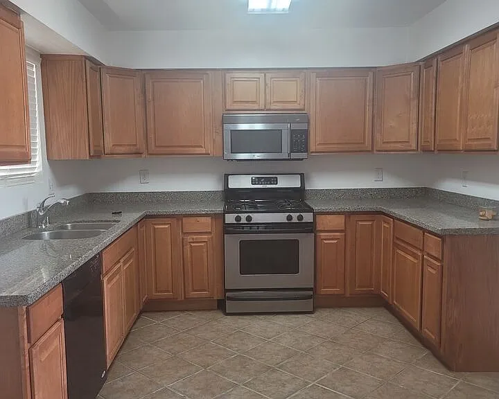 406 W 2nd St — Photo 12