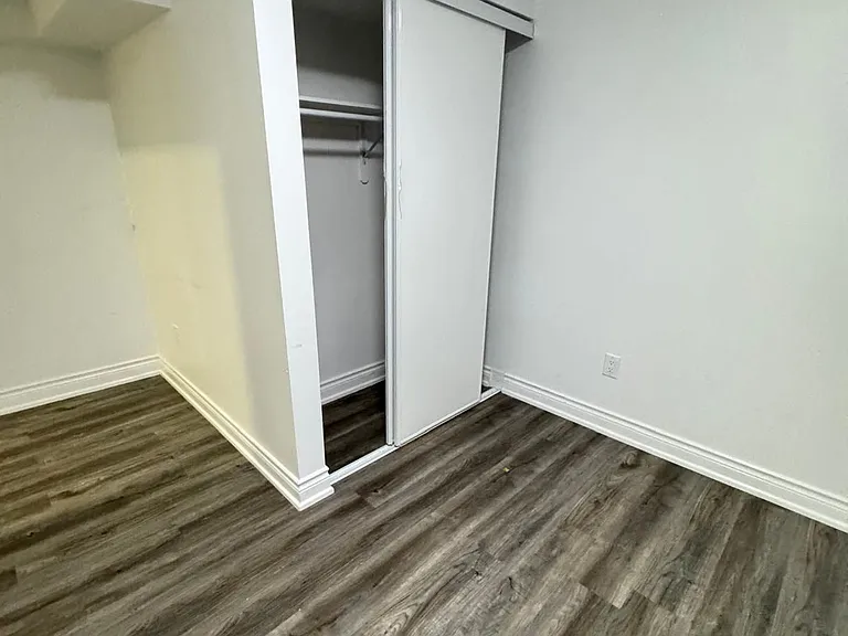 933 Red Deer Ave — Photo 12