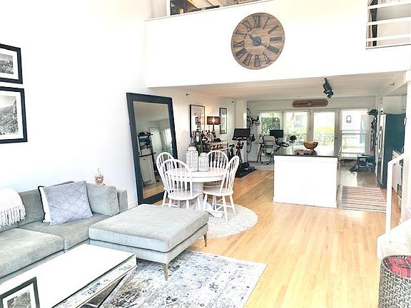 4th image of 1300 W Altgeld St #107