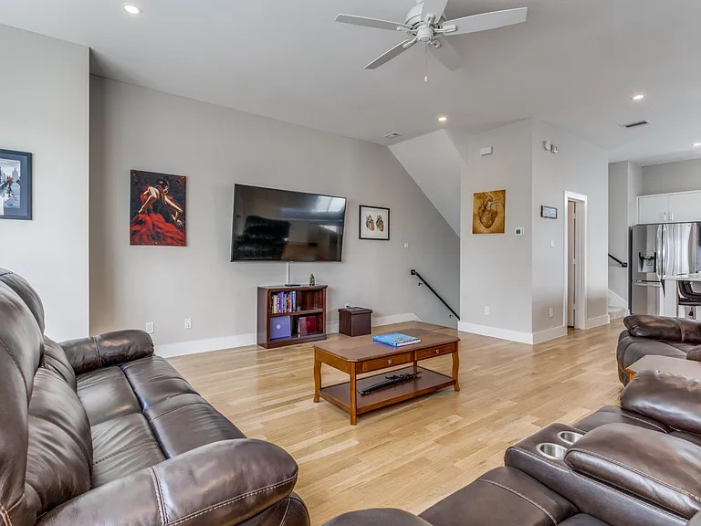 1932 Landon Ln — Photo 10