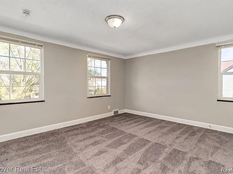 5574 Buckingham Ave — Photo 13